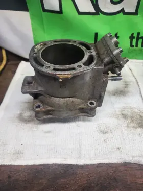 60t-w1130-01-8s Yamaha 60t-w1130-00-8s 03-05 Gp1300r Middle Std Cylinder Jug