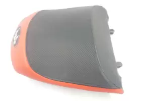 F2c-u372a-00-00 Yamaha 2009-2012 Fzs 1800 Oem Rear Passenger Seat Blacktip Cover Red / Black